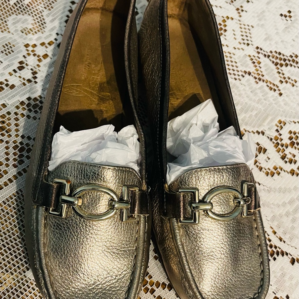 AEROSOLES  casual women’s gold Loafers size 8.5 - Picture 9 of 16